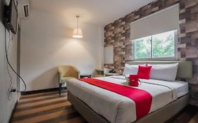 RedDoorz Plus near Mangga Besar Station 2